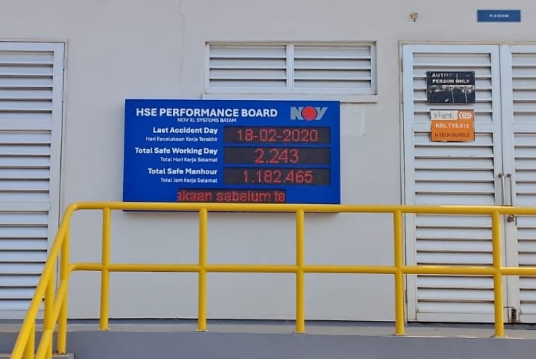 Papan informasi HSE, area kerja industri